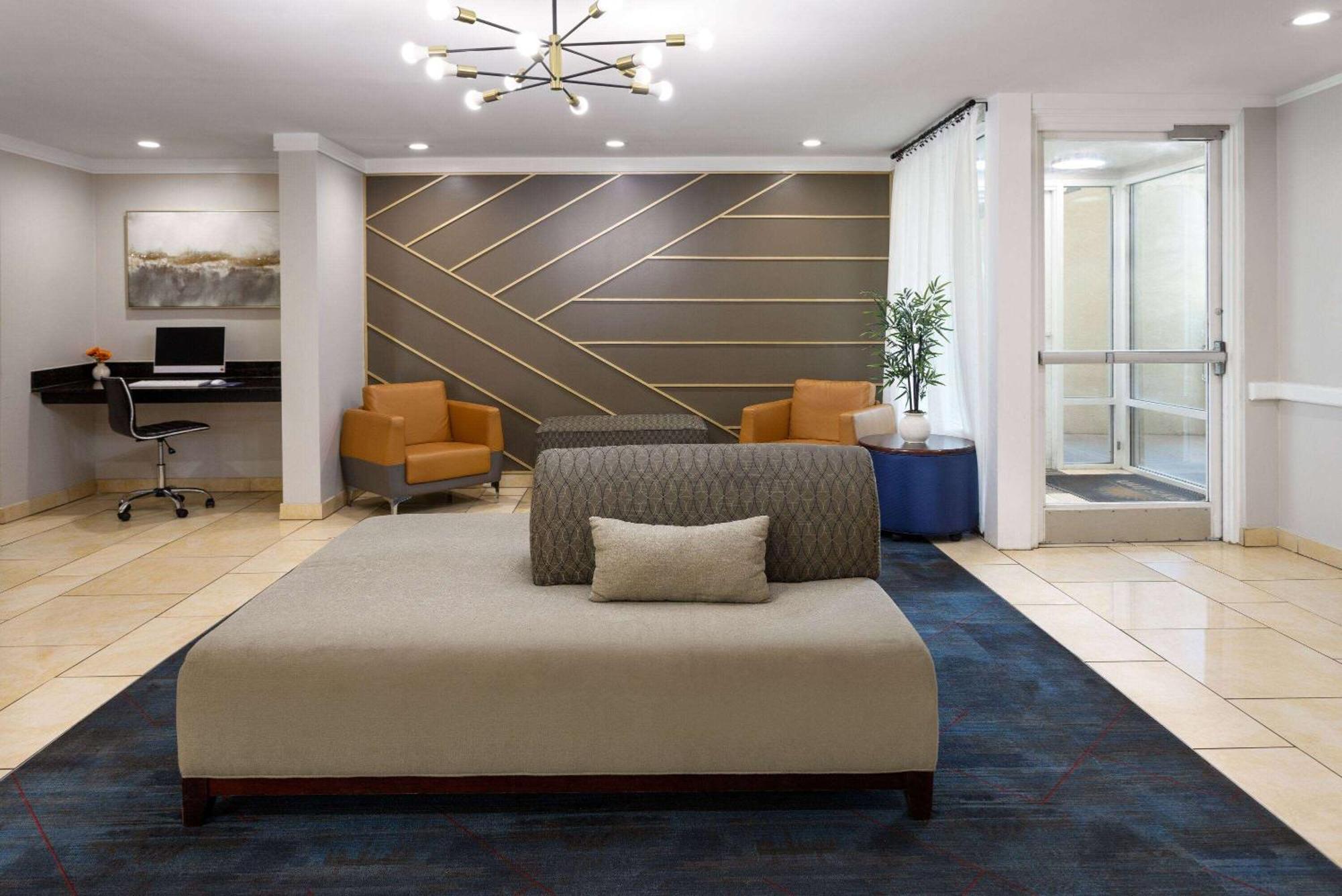 Days Inn By Wyndham Florence Near Civic Center Екстериор снимка