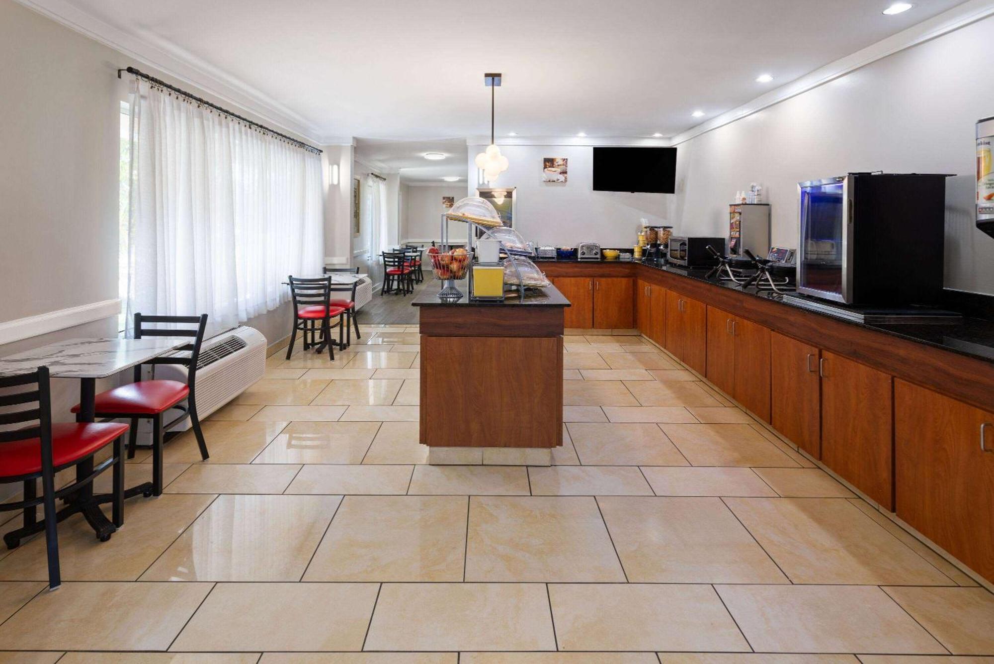 Days Inn By Wyndham Florence Near Civic Center Екстериор снимка